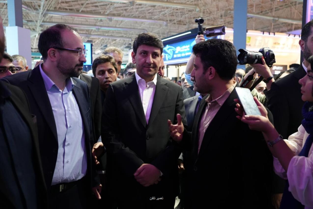 وزیر ارتباطات از غرفه رایتل در نمایشگاه الکامپ 1404 بازدید کرد